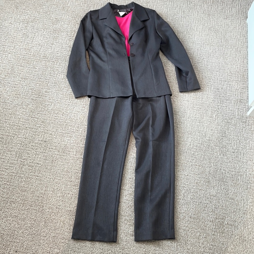 Grey suit pants and jacket in junior 7.